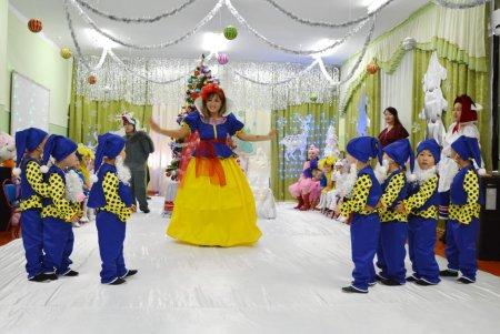 "БОТАҚАН" (3-4 ЖАСТАҒЫ БАЛАЛАР) ІІ КІШІ ТОП  ТӘРБИЕЛЕНУШІЛЕРІНІҢ ЖАҢА ЖЫЛДЫҚ ЕРТЕҢГІЛІГІ
